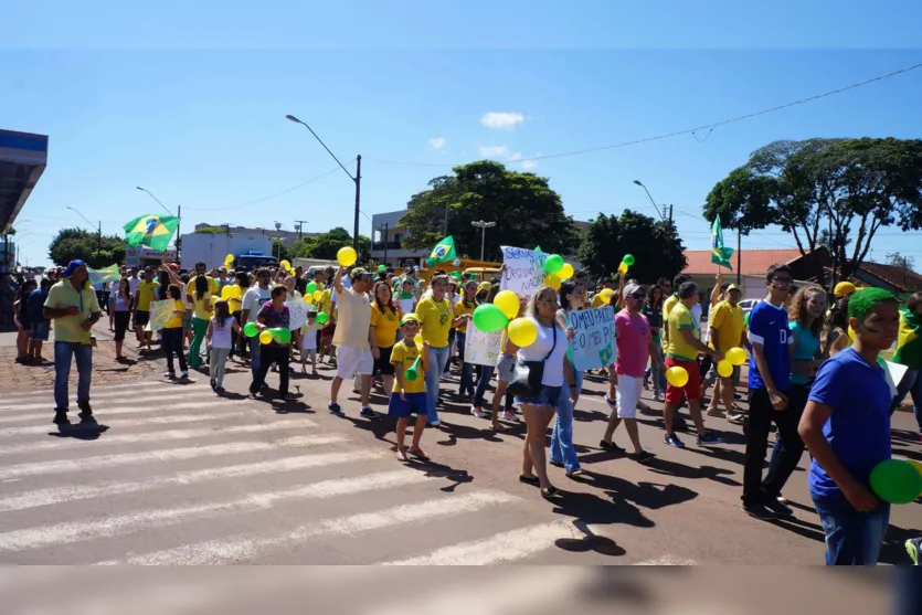  Manifestantes portavam faixas que pediam a saída de Dilma Roussef (Foto/Ivan Maldonado) 