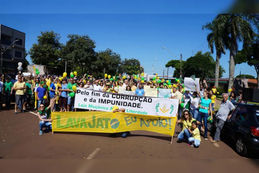  Centenas de pessoas participaram do ato contra Dilma na manhã deste domingo (Foto/Ivan Maldonado 