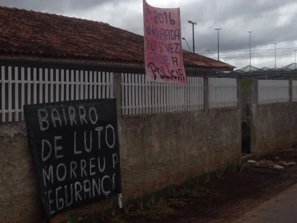 Mulher residente no bairro Roseira, em São José dos Pinhais, na região metropolitana de Curitiba, teve a casa assaltada seis vezes nos  últimos meses - Foto: Banda B