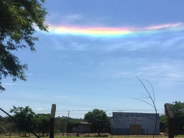 Cores parecem de um arco-íris, mas o formato é diferenciado do fenômeno, classificado como uma nuvem iridescente - Foto: Ana Julia Marques Salvador / Arquivo Pessoal