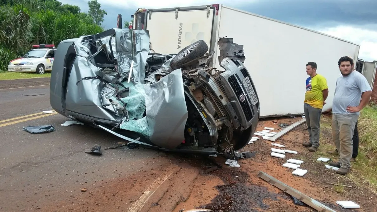 Veículo ficou totalmente destruído após acidente | Foto: Whatsapp Tribuna