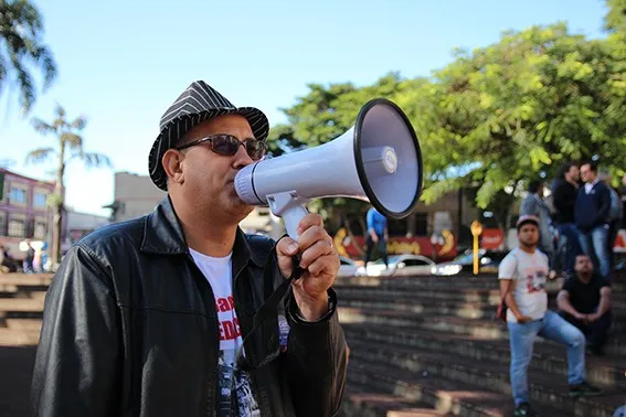 Professores durante última manifestação realizada em Apucarana (norte do Paraná, em 2015  - Foto TNONLINE