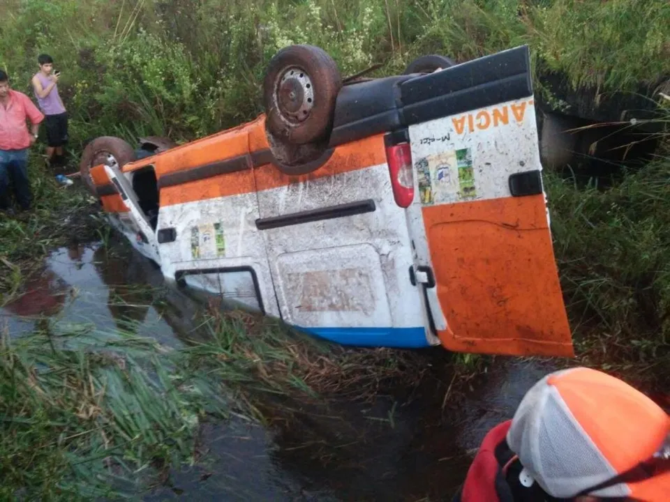 Após capotar, veículo caiu em represa na região Centro-Sul do Paraná - Foto: Patobranco.com