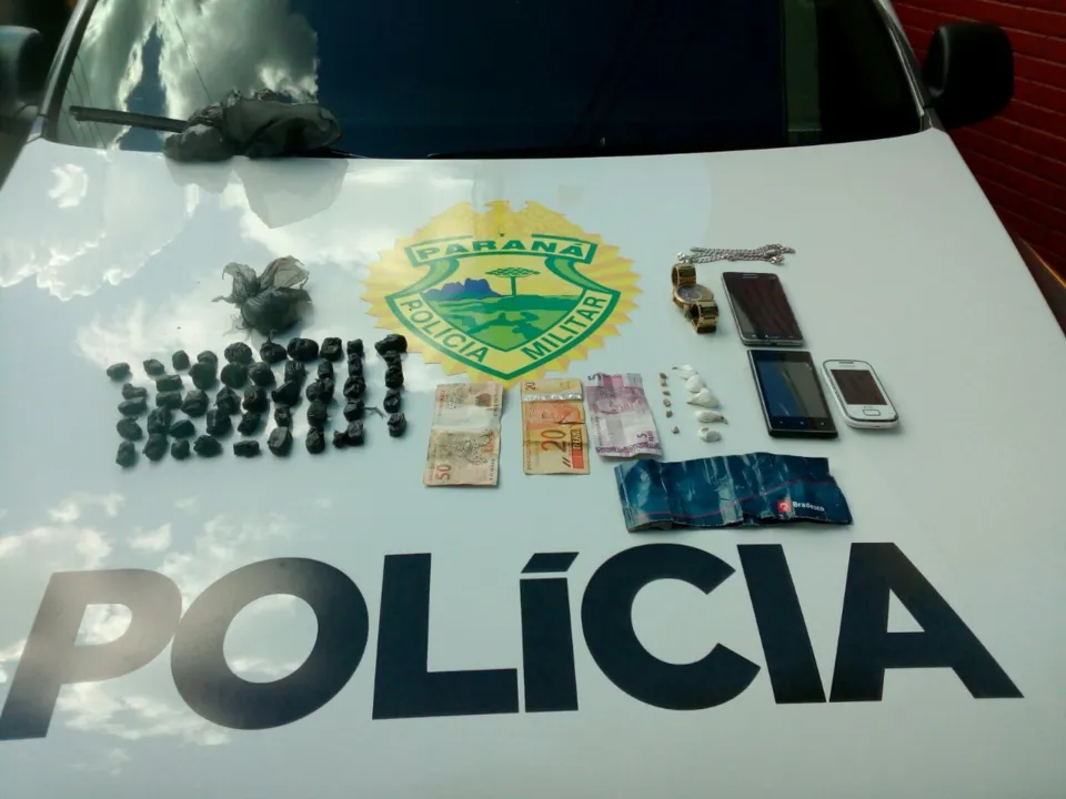 Maconha, cocaína e crack foram encontrados com os presos - Foto: Soldado Passoni/PM