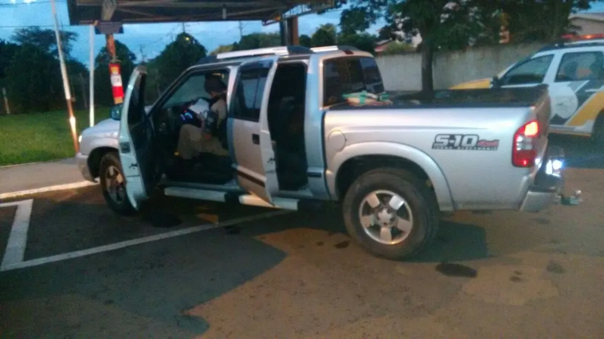 Caminhonete roubada em Londrina foi recuperada pela PM de Arapongas: menor e moça acabaram detidos - Foto: Divulgação/Polícia Militar
