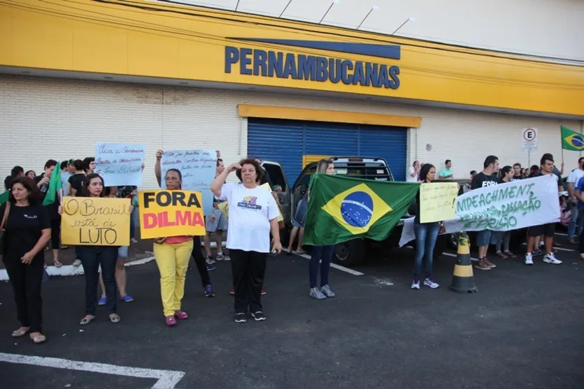 Manifestantes realizam mais um protesto contra Dilma na área central de Apucarana