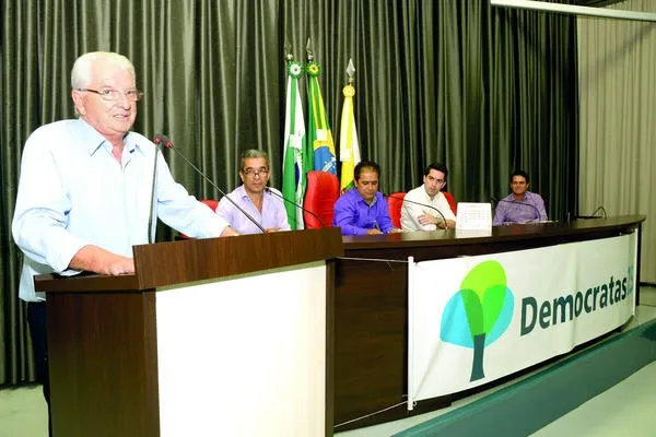 O deputado Nelson Justus discursa durante encontro do DEM, ontem, em Apucarana | Foto: Sérgio Rodrigo