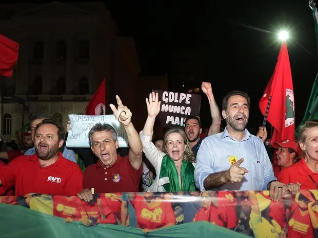 Políticos do PT durante manifestação - (Foto: Giuliano Gomes/PR Press)