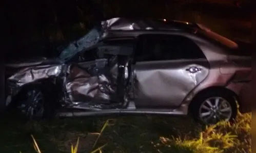 Acidente entre ônibus e carro deixa motorista ferido 