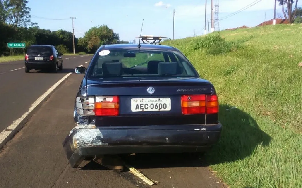 Moto colidiu na taseira de carro neste domingo em Apucarana - Foto - Salu