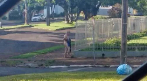 Homem que saiu na rua sem roupas em Medianeira, no Oeste do Paraná,  foi levado à Delegacia pela PM - Foto: Guia Medianeira