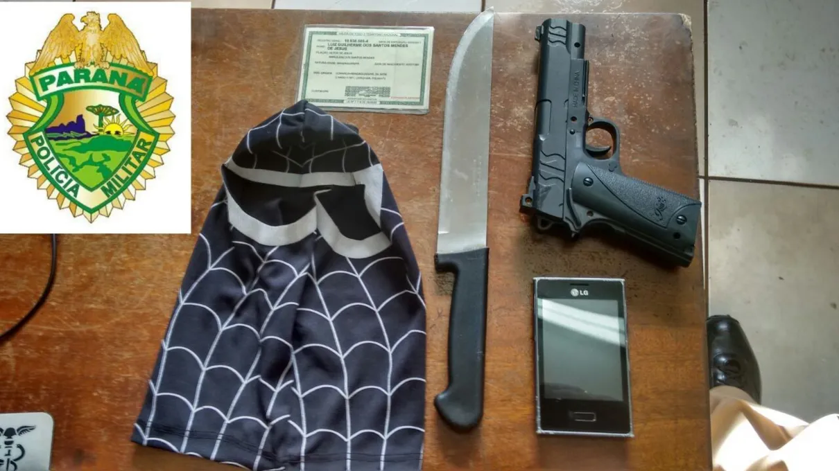 Suspeitos portavam faca, simulacro de arma e uma balaclava (Foto: PM/Divulgação)