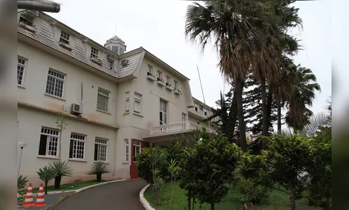 Médicos realizam cirurgia inédita no Brasil com paciente acordada 