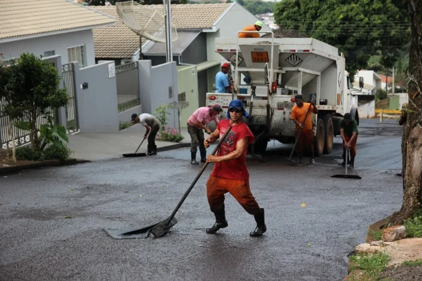 Mais bairros recebem manutenção asfáltica em Apucarana