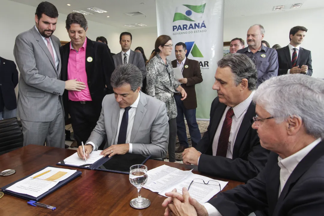Governador Beto Richa assina contratos de permissão de uso e prestação de serviços para construção de moradias (Foto: Pedro Ribas/ANPr)