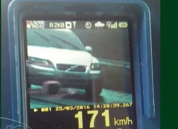 ​Policiais rodoviários federais flagraram neste final semana um carro a mais de 170km/h - Imagem: CATVE.COM