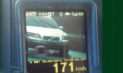 Carro é flagrado pela PRF a mais de 170 km/h no Paraná
