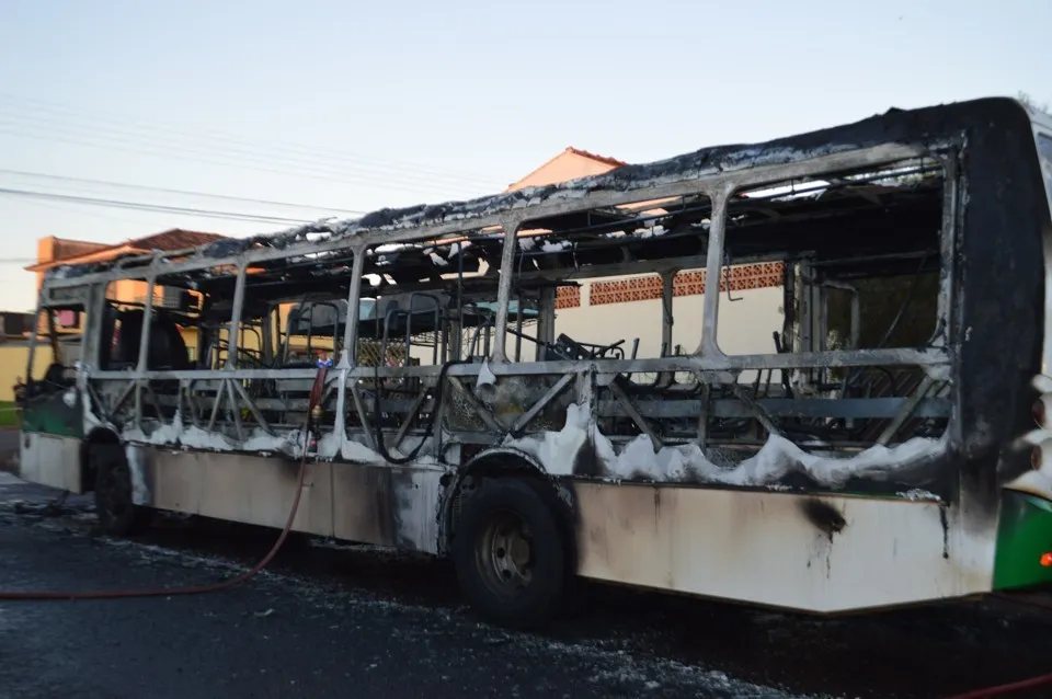 Quatro ataques a ônibus do transporte coletivo foram registrados em Cascavel, no Oeste do Paraná, após morte de menor - Foto - Luiz Carlos da Cruz/Gazeta do Povo