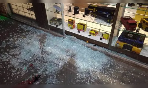 Arrombadores agem em tabacaria e furtam narguilés banhados a ouro