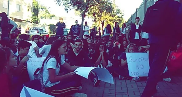 Alunos do Colégio Estadual Professor Júlio Mesquita, no no Jardim das Américas, em Curitiba, fizeram uma protesto na manhã desta sexta-feira - Foto: Colaboração de internauta