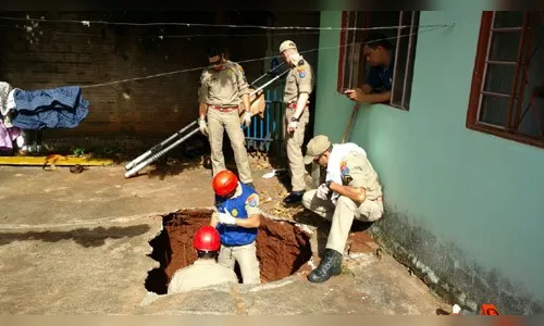Bombeiros resgatam mulher que caiu em fossa ao varrer quintal 