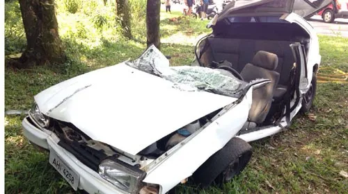 VW Gol capotou na BR-369 neste domingo (3) e duas pessoas ficaram feridas com gravidade - Foto - Deivid Angelos/RICTV