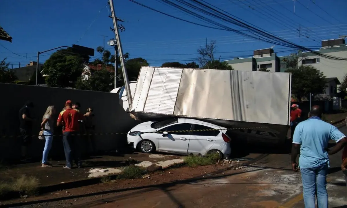 Motorista disse que caminhão perdeu os freios (Foto: Sério Rodrigo/Tribuna do Norte)
