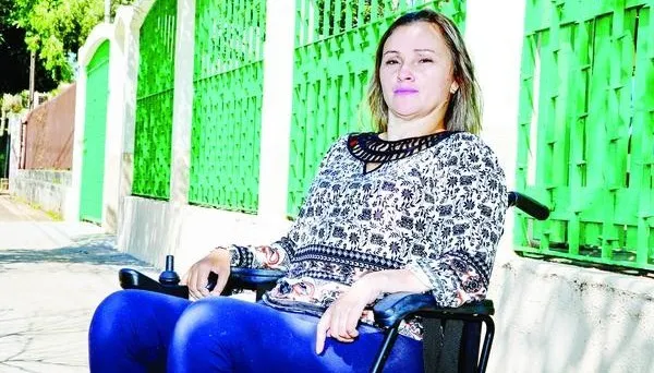 a publicitária apucaranense Márcia Regina Danjô, 44, teve a vida mudada após um acidente de trânsito - Foto: Delair Garcia