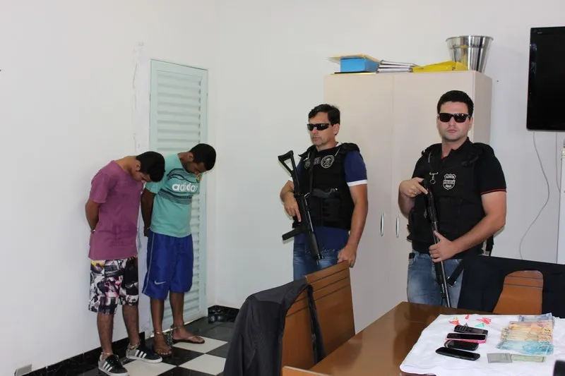 Foram presos Reginaldo Alves Rodrigues e Jonathan Adeilton Rodrigues. (Foto: Polícia Civil)