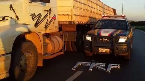 Cigarros estavam escondidos na carroceria de uma carreta bitrem (Foto: Divulgação/PRF)