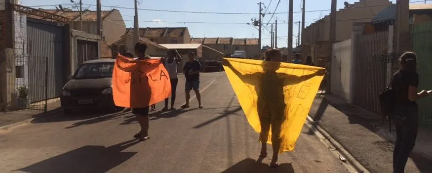 Os manifestantes portavam faixas e uma delas estava escrito: “Sangue inocente clama por justiça” - Foto: Flávia Barros – Banda B