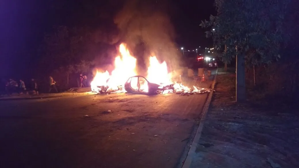 Populares atearam fogo em dois automóveis no meio da Rua Alexandre Glensko, em Curitiba - Foto - Banda B