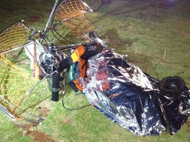 Paramotor caiu em Londrina no final da tarde desta sexta-feira (8) (Foto: Leopoldo Karam/RPC)