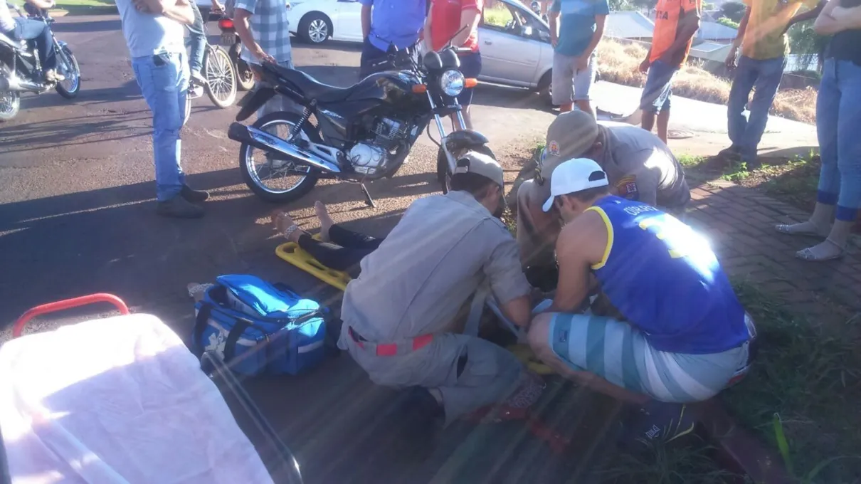 Colisão envolveu um veículo Meriva Chevrolet e uma motocicleta e deixou casal ferido - Foto: Salu