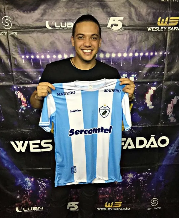 Safadão foi presenteado com camiseta falsificada do Londrina (Foto: Reprodução)