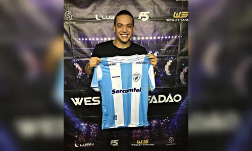 Wesley Safadão ganha camiseta falsa do Londrina, no PR