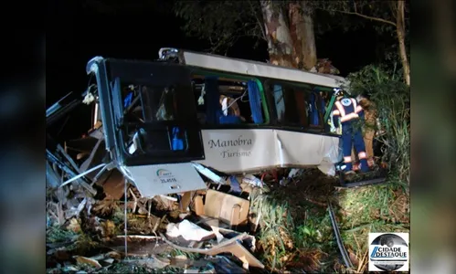 Dez morrem e 20 ficam feridos em acidente com ônibus após tentativa de roubo