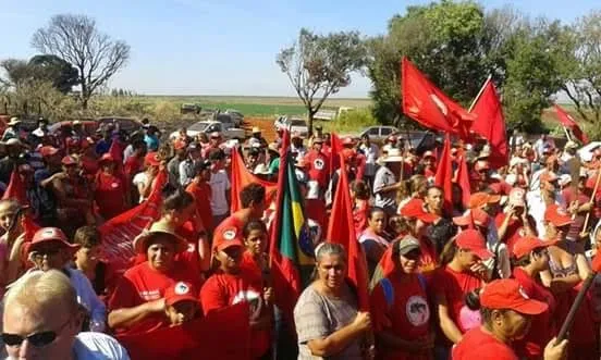 Aproximadamente 200 pessoas ligadas ao Movimento dos Trabalhadores Sem Terra (MST) cercaram a sede da Fazenda Tabapuã - Foto: Divulgação