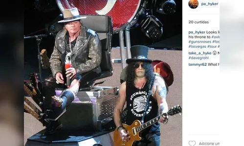 De pé quebrado, Axl Rose faz show sentado em trono de Dave Grohl