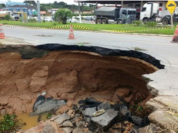 A  estrada onde a cratera se abriu liga Curitiba e Almirante Tamandaré (Foto: Everson Moreira / RPC )