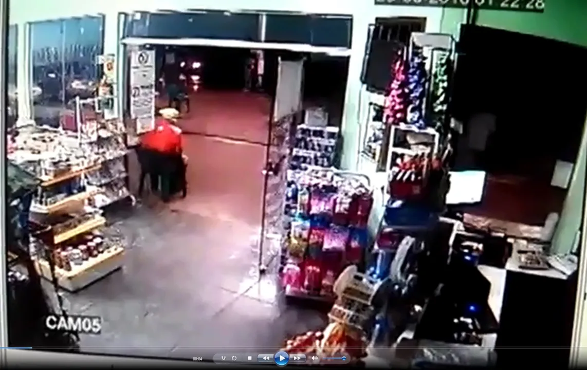 ​Gerente de posto reage a assalto e atira em ladrão no Paraná - Reprodução/You Tube