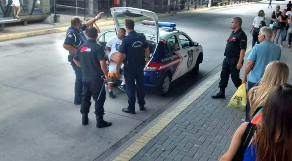 Guardas municipais prenderam suspeito no terminal de Pinhais - Foto: WhatsApp / Divulgação
