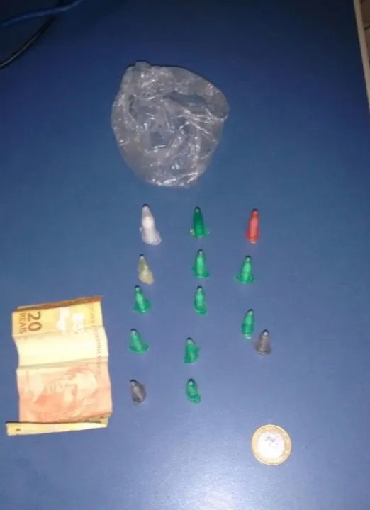 Drogas foram encontradas sob posse do suspeito (Foto: Reprodução/WhatsApp)