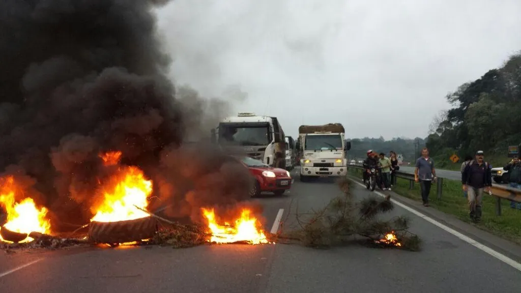 Manifestantes usaram caminhões e queimaram pneus para impedir o tráfego de veículos - Foto: Divulgação