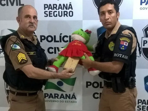 Equipe do sargento Fahur (à esquerda), da PRE, localizou maconha escondida dentro de sapo de pelúcia - Foto - Divulgação/PRE
