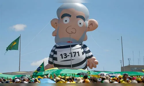 Em Londrina, “Pixuleco” é inflado no fim da noite de sexta-feira