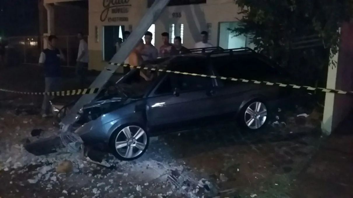 VW Parati que se chocou com poste teve danos de grande: três pessoas feridas - Foto: Rafael Silva/RTV Canal 38
