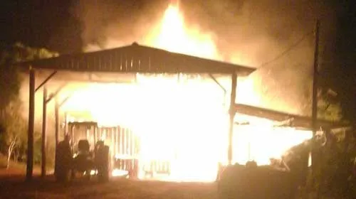 Tudo que estava na oficina e na residência foi destruído pelo fogo - Foto: Divulgação/WhatsApp