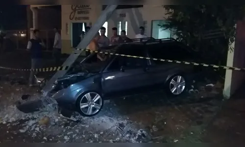 ​Carro se choca com poste e três pessoas sofrem ferimentos