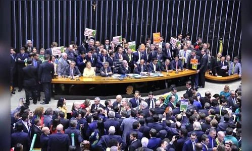 Deputados aprovam abertura do processo de impeachment e apucaranenses comemoram